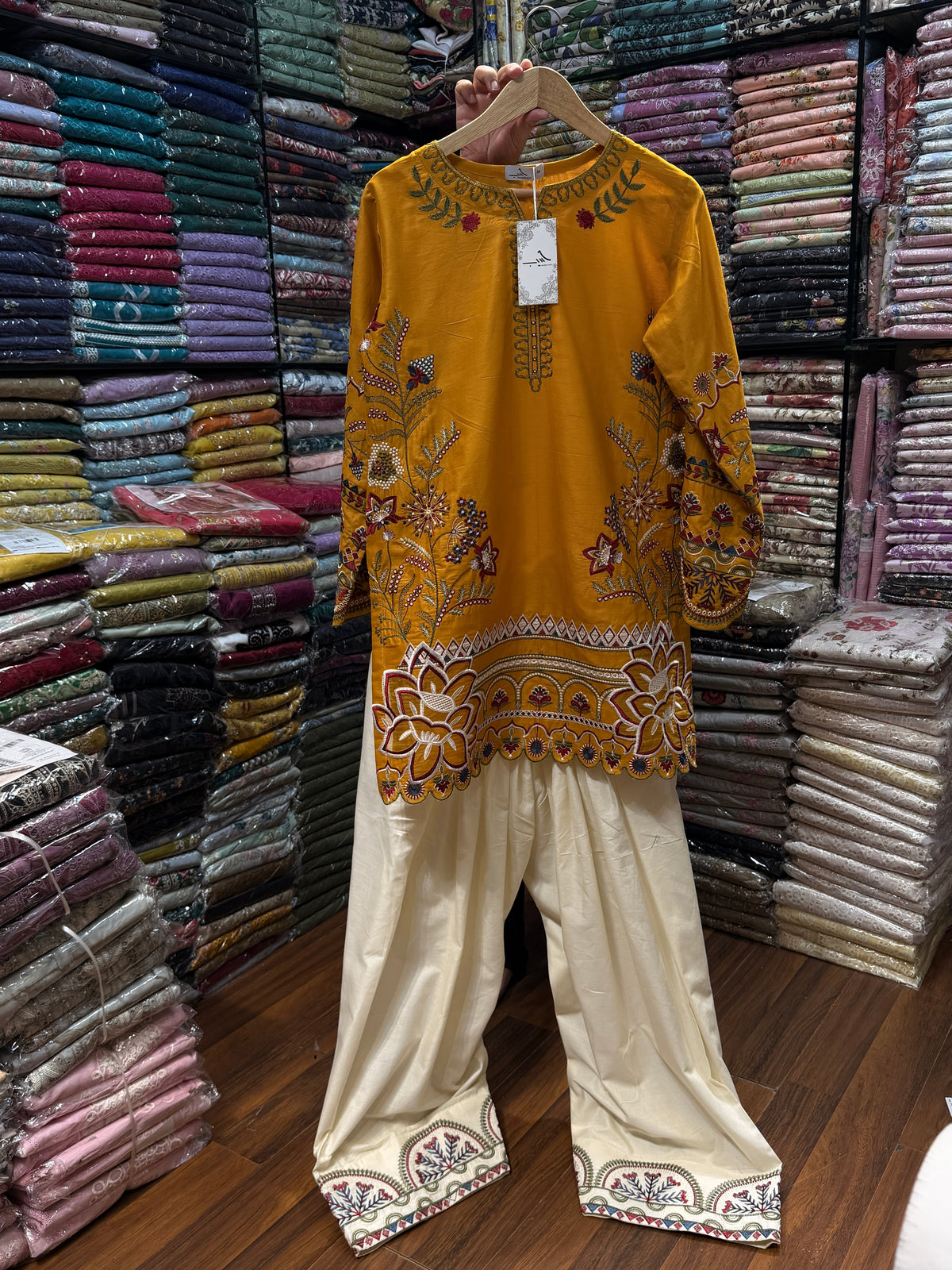 ETHNC KURTA SET VICTORIA 3PC (Delivery Time 10 Days)